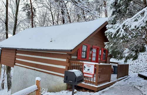 Sevierville Apartment | Cozy Studio Cabin In The Smokies. Close to Pigeon Forge + Wears Valley.