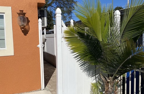 Pinecrest West Park Apartment | Cozy studio for two, in the heart of Tampa