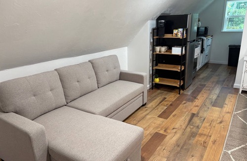 Tallahassee Apartment | Cozy studio in charming NE Tallahassee. 10 miles to the Capital and FSU stadium.