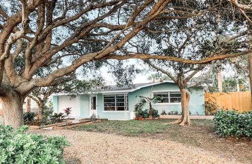Jensen Beach House | Cozy Surf Cottage
