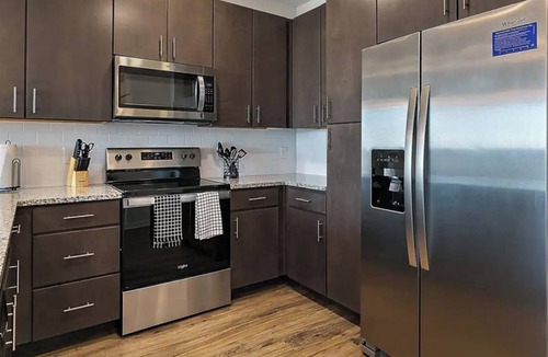 Deerwood Apartment | Cozy Top Floor minutes from high-end shops, King Bed, Gym and Resort Style Pool