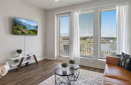 Deerwood Apartment | Cozy Top Floor minutes from high-end shops, King Bed, Gym and Resort Style Pool
