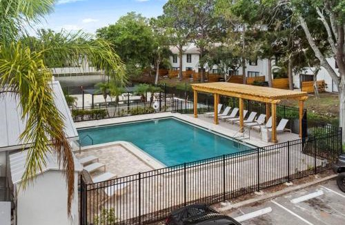 University Apartment | Cozy Townhouse - Gym Pool Golf Fast WiFi 2B2B