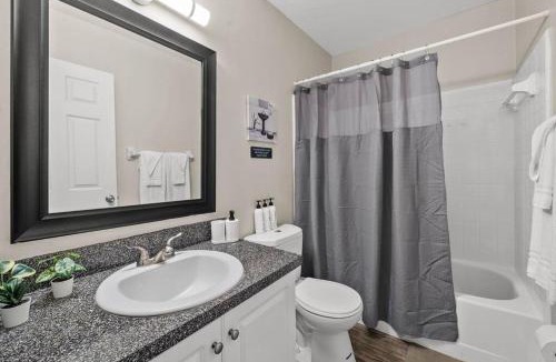 University Apartment | Cozy Townhouse - Gym Pool Golf Fast WiFi 2B2B
