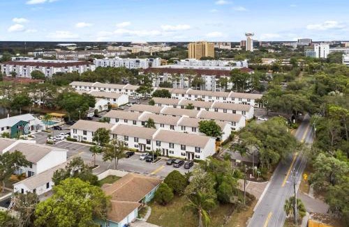 University Apartment | Cozy Townhouse - Gym Pool Golf Fast WiFi 2B2B