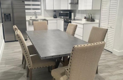West Little Havana House | Cozy Triplex centrally located