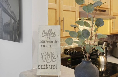 Downtown Chattanooga Condo | Cozy Vibes. Fast WiFi. King Bed. Free parking. Walkable Chattanooga Stay.