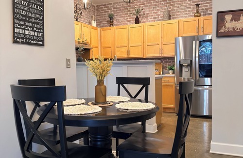 Downtown Chattanooga Condo | Cozy Vibes. Fast WiFi. King Bed. Free parking. Walkable Chattanooga Stay.