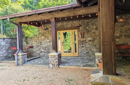 Young Harris Apartment | Crane Creek Vineyards- Suite w/Private Courtyard