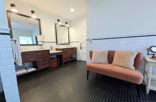 Young Harris Apartment | Crane Creek Vineyards- Suite w/Private Courtyard
