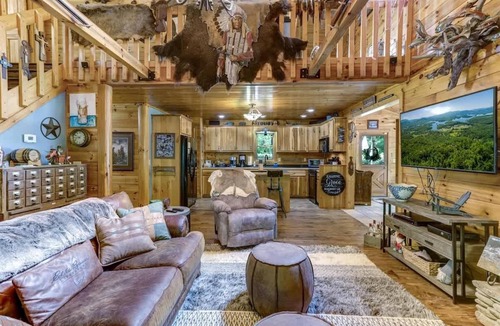 Mineral Bluff Cabin | Creekside Cabin Retreat with Hot Tub & Patio