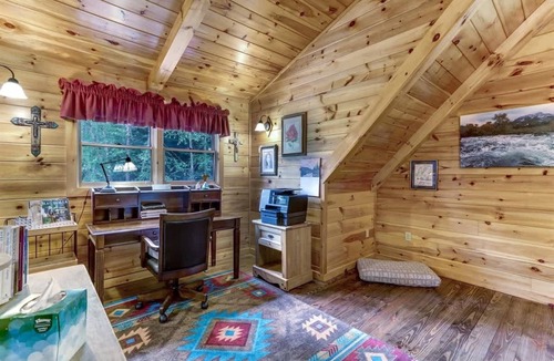 Mineral Bluff Cabin | Creekside Cabin Retreat with Hot Tub & Patio