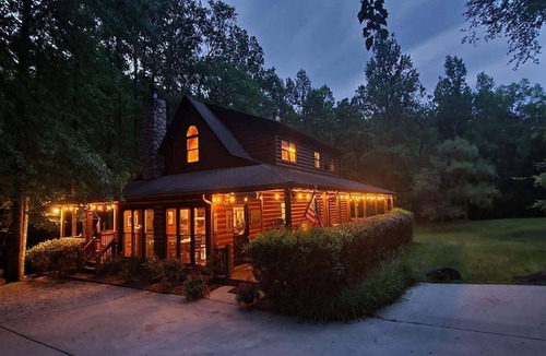 Mineral Bluff Cabin | Creekside Cabin Retreat with Hot Tub & Patio