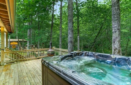 Mineral Bluff Cabin | Creekside Cabin Retreat with Hot Tub & Patio