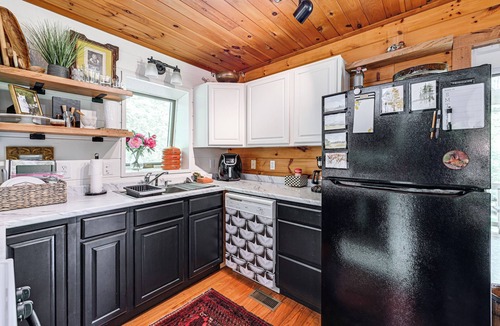 Highlands Cabin | Creekside Cabin: Tubing, Trails & Highlands Charm!