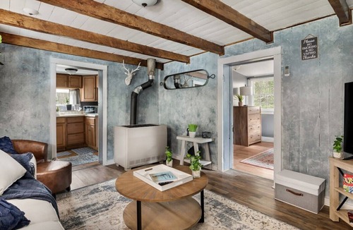 Mount Jackson Ski Chalet | Creekside Cabin w Hot Tub, Fire Pit, Deck & Grill!