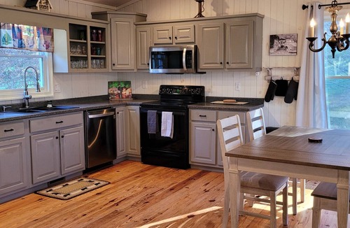 Hiawassee Cabin | Creekside cascades is a beautiful 3 bedroom waterfront cabin on 2 acres!