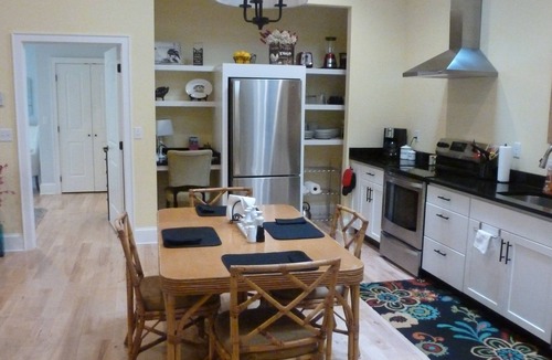 Asheville House | Creekside Cottage! Hiking. Gardens. 5 min to town. Close to shopping/dining.WiFi