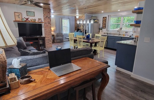 Aquone Cabin | Creekside Cottage –Hot Tub!, Pool Table, Firepit & Pet-Friendly in the Nantahala
