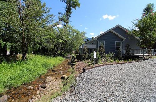 Bryson City Ski Chalet | Creekside Delight Beautifully Equipped Creekside Cottage