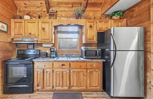 Clarkesville Cabin | Creekside Escape | Hot Tub, Fireplace & Dogs Welcome