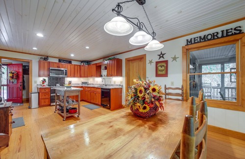 Sapphire House | Creekside Family Retreat by Waterfalls & Hiking!