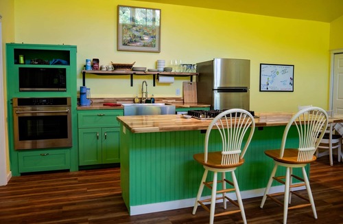 Dahlonega House | Creekside lily pad in Dahlonega with hot tub and mtn views