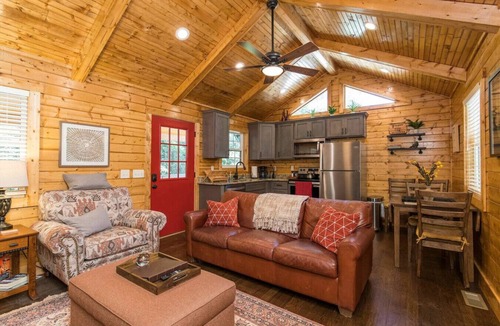 Rogers Cabin | Creeksong - Firepit, WiFi, Creek View, Private Hiking, 4 mins to Natural Bridge