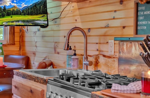 Cosby Bed & Breakfast | Creekwalk Inn and Cabins