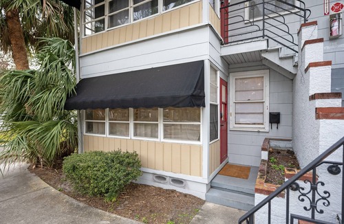 Historic Uptown Apartment | Crescent Lake Park 2 bedroom Plus Den