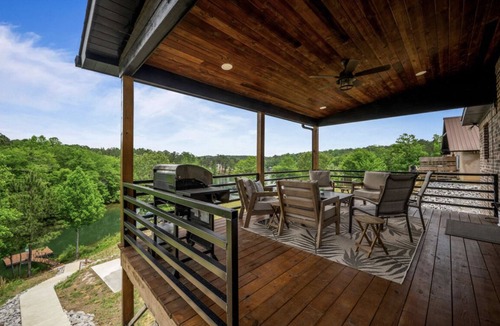 Jasper House | Curry Getaway on South Bay Lake Property
