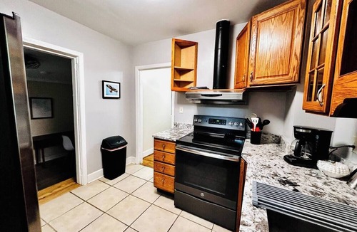Rosewood House | Cute 5/2 Bungalow w/Easy Access to Everything