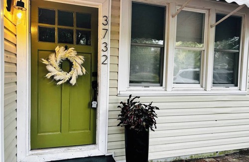 Rosewood House | Cute 5/2 Bungalow w/Easy Access to Everything