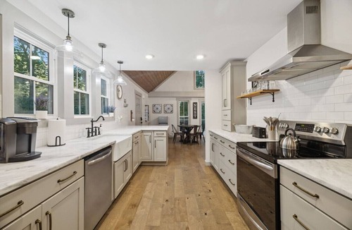Nashville House | Cute Cabin with Hot Tub 30 mins from Nashville