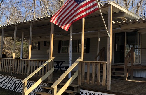 Bullock Cottage | Cute Lakefront Cottage