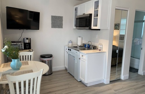 Lake Worth Apartment | Cute & modern studio apartment in prime location in downtown Lake Worth Beach!