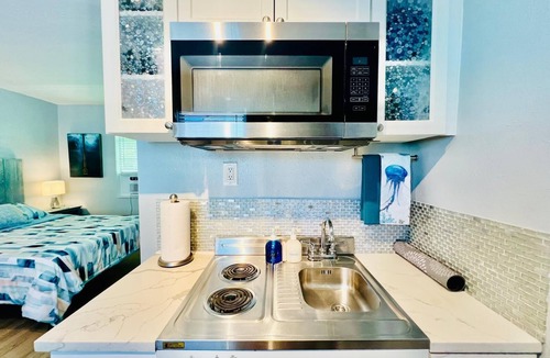 Lake Worth Apartment | Cute & modern studio apartment with prime location in downtown Lake Worth Beach!