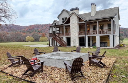 Suches Cabin | Cypress and Magnolia 4-bedroom cabin in Suches GA with hot tub and firepit