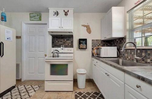 Steinhatchee House | Cypress Cottage in the heart of Steinhatchee! Fenced in yard!