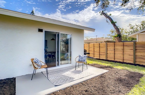 Sarasota Springs House | Cypress Inn - Modern home close to Siesta Key