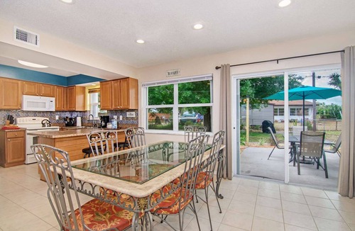 Interchange Square House | Damask · Cozy Retreat · 13 min to Beach