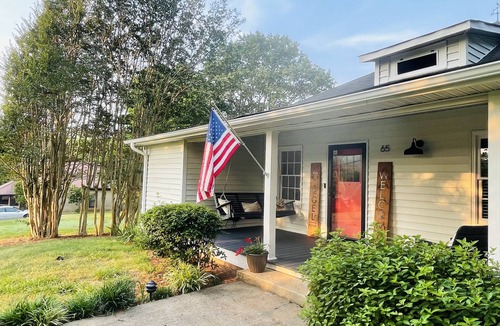 Helen Cottage | {Das Vogel Haus} Cheerful cottage getaway in Helen