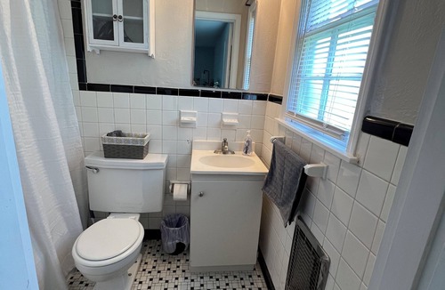 Bardstown Apartment | David Beam Room-Easy walk to downtown & 10 mins to Distilleries-NO Cleaning Fee!