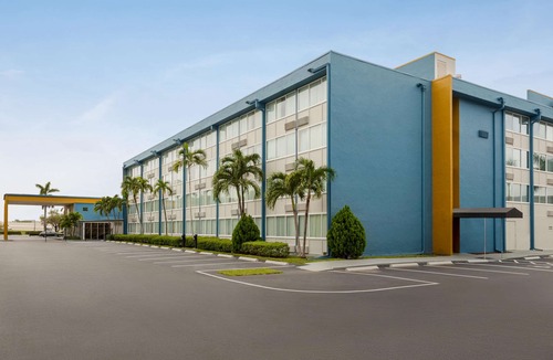 Ludlam Hotel | Days Inn by Wyndham Miami International Airport