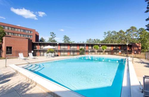 Tallahassee Hotel | Days Inn & Suites by Wyndham Tallahassee Conf Center I-10