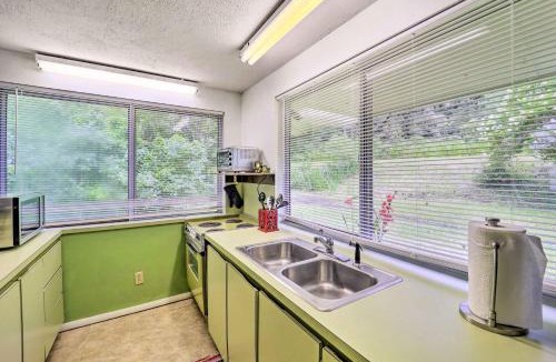 Frank Apartment | Deck, Fire Pit + Home Gym: Quiet Bakersville Gem
