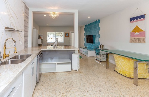 Surfside Apartment | Deco Drift 2 bedroom Apartment