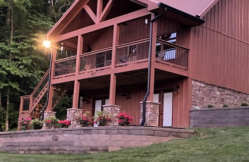 Piney Flats Cabin | Deer Lick cabin Lake front cabin that sleeps 6. Minutes from Bristol