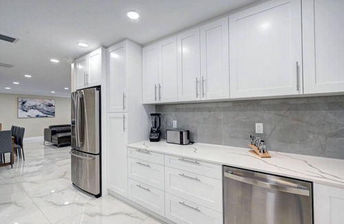 South Lake Villa | Deluxe 5BR/3BA Villa in Hollywood Lakes near Beach