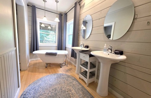 Dahlonega Hotel | Deluxe Room Two Queen Beds